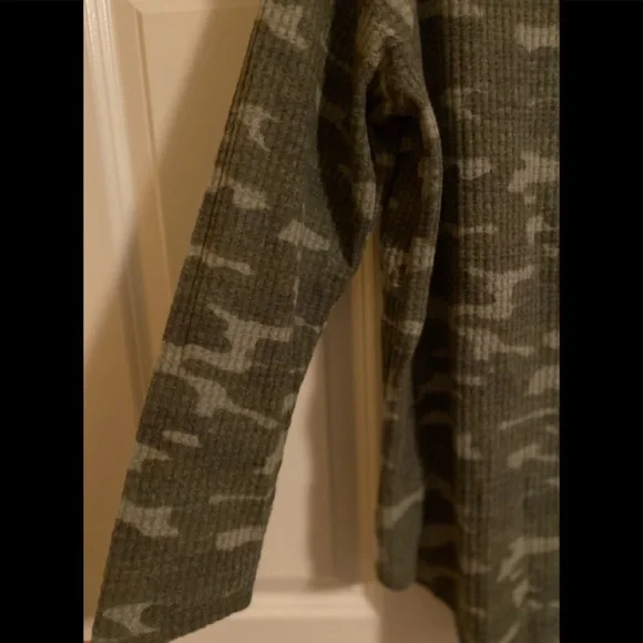 NWT Peace & Pearls green camo long sleeve top. - Picture 5 of 8